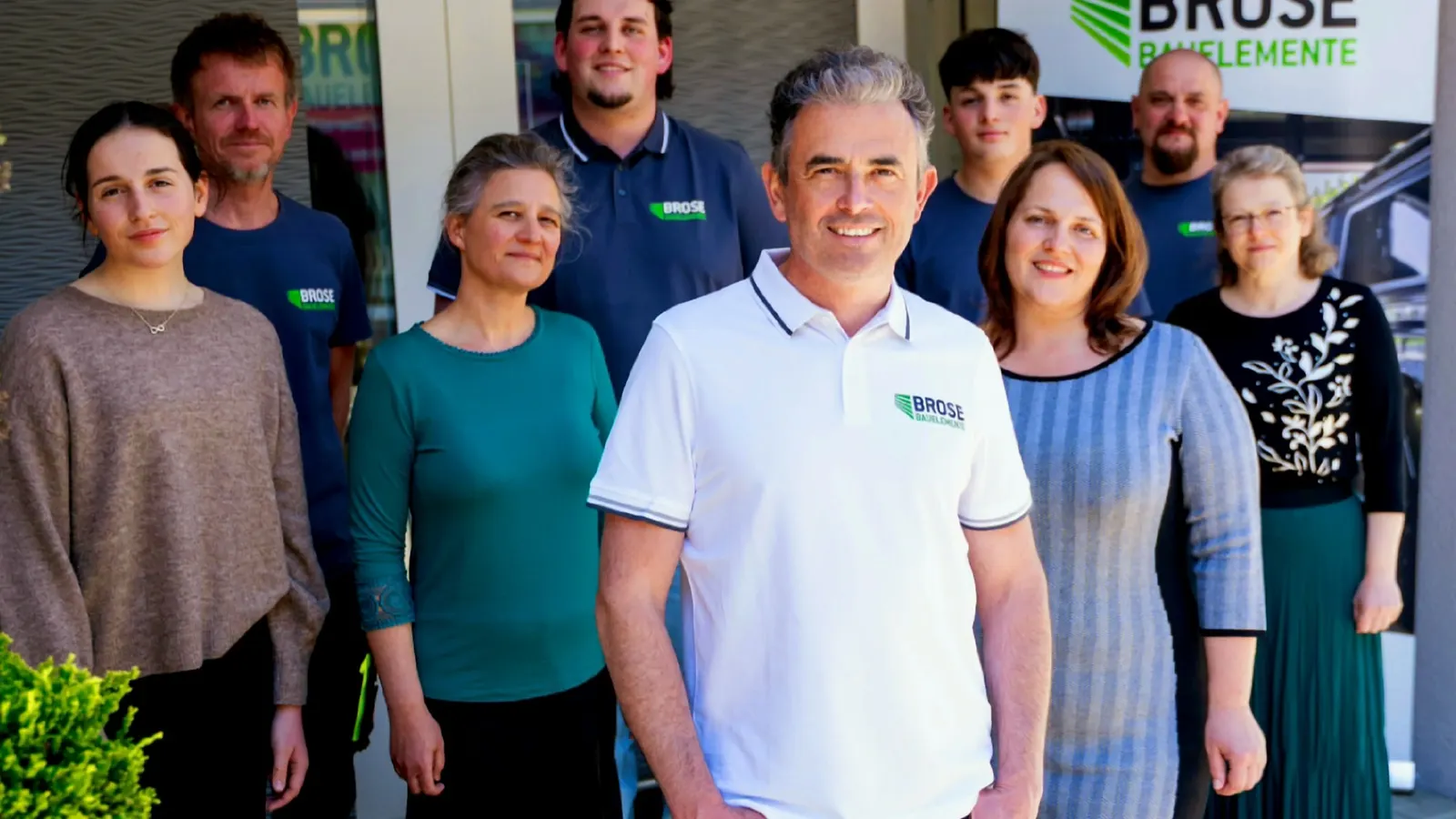 Das gesamte Team von Brose Bauelemente vor dem Firmeneingang in Wildberg