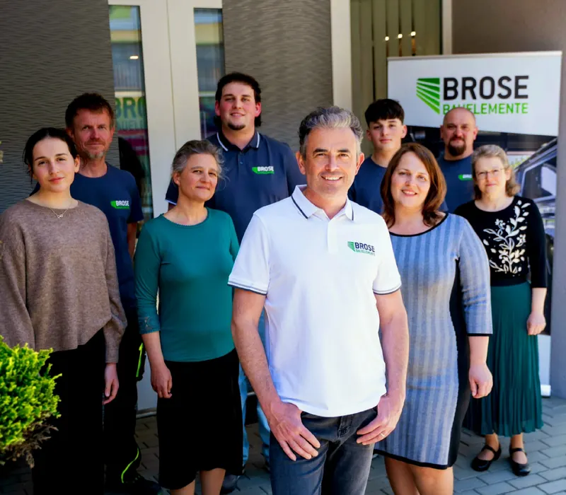 Das Team von Brose Bauelemente vor dem Firmeneingang in Wildberg