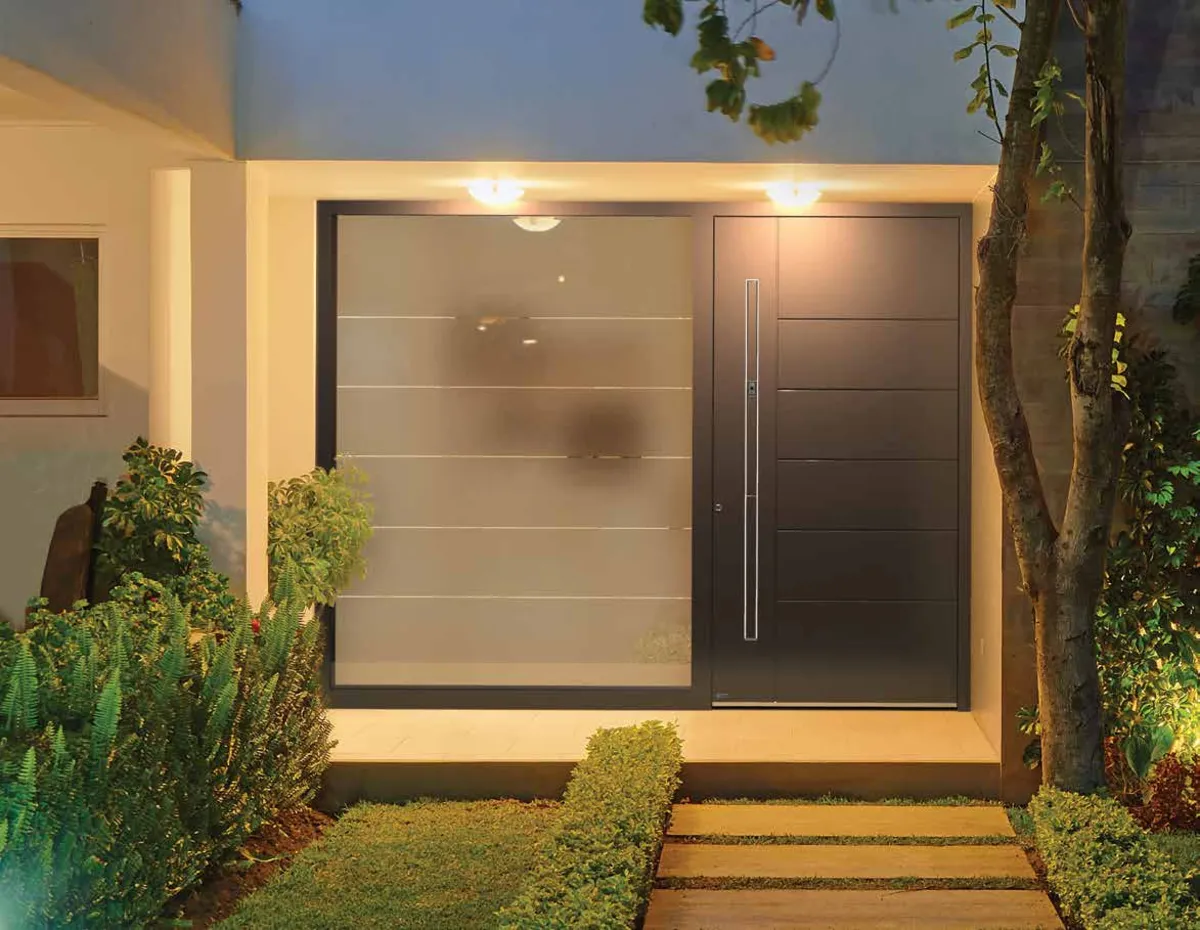 Pirnar Premium Haustür mit Seitenteil bei Nacht in Althengstett