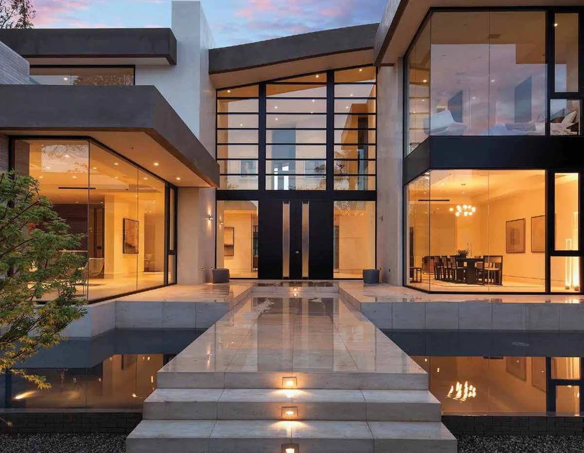 Pirnar Premium Haustür an Glasvilla bei Dämmerung in Bad Liebenzell