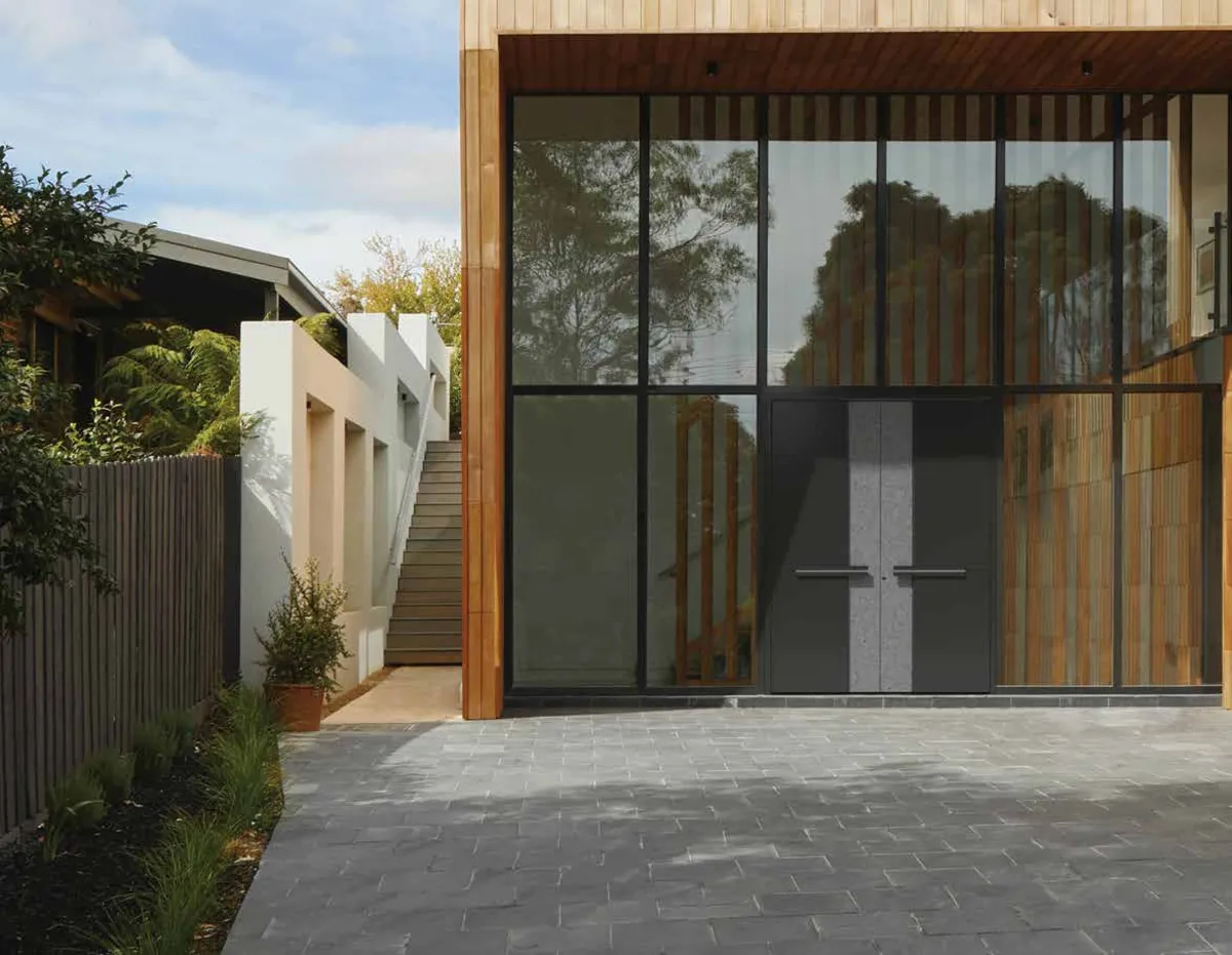 Pirnar Ultimum Doppeltür mit Naturstein und Holz in Bad Teinach-Zavelstein