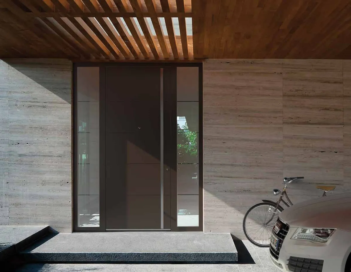 Pirnar Premium Haustür mit Travertin und Holz in Bad Wildbad