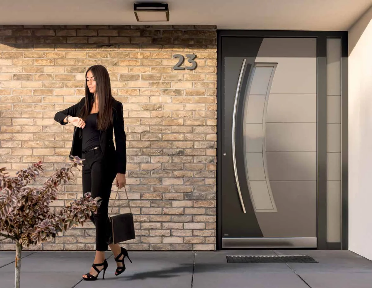 Pirnar Optimum Haustür mit geschwungenem Glaseinsatz in Freudenstadt