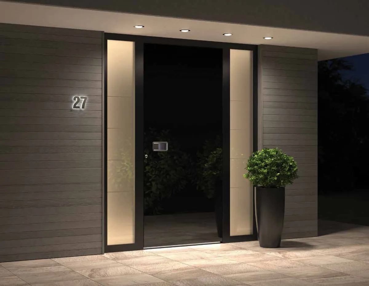 Pirnar Optimum Haustür bei Nacht mit beleuchteten Seitenteilen in Herrenberg