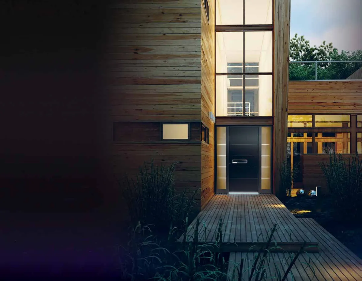 Pirnar Premium Haustür mit Holzfassade bei Nacht in Horb am Neckar