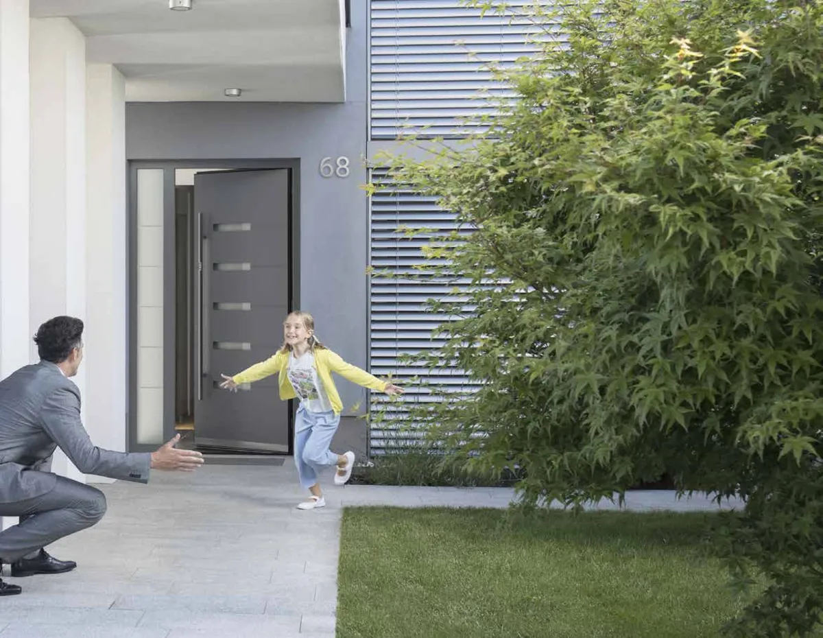 Pirnar Optimum Haustür mit Familie in Nagold