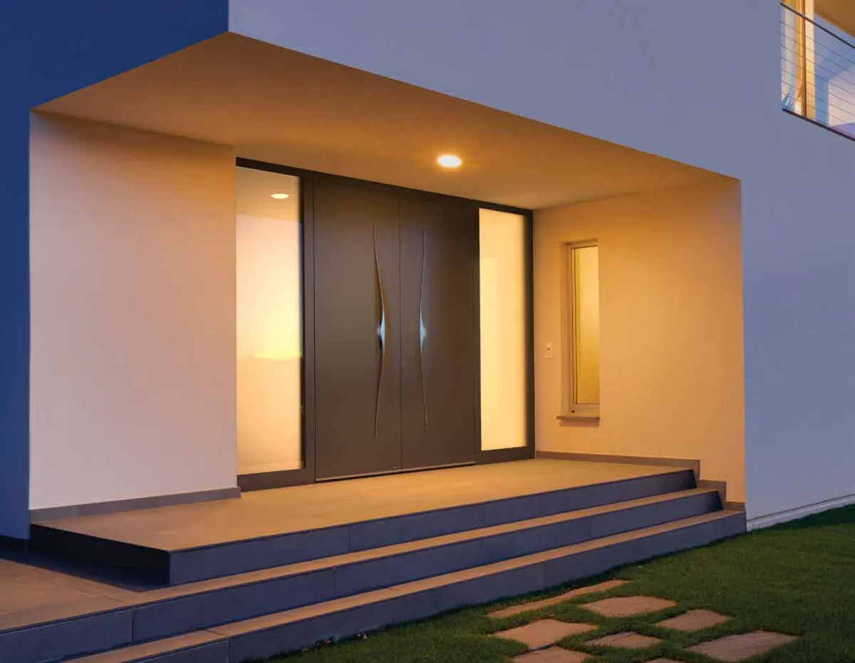 Pirnar Premium Haustür mit Wellenglas-Einsatz in Neuenbürg