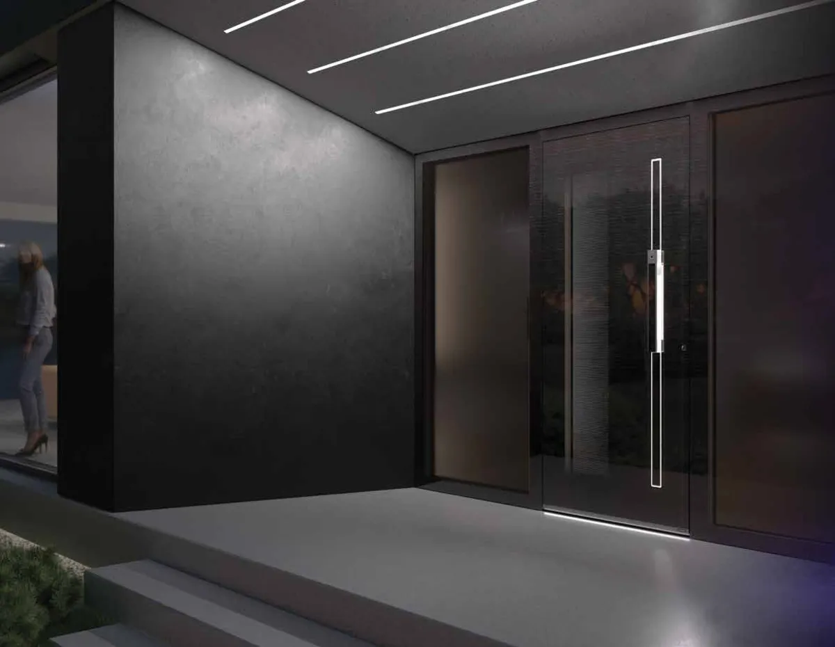 Pirnar Ultimum Glastür bei Nacht mit Lichtleiste in Oberreichenbach