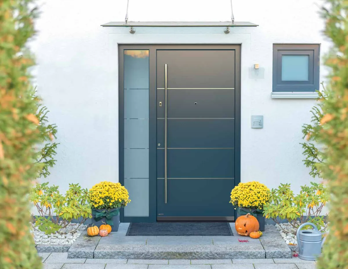 Pirnar Optimum Haustür mit Glasvordach und Seitenteil in Pforzheim