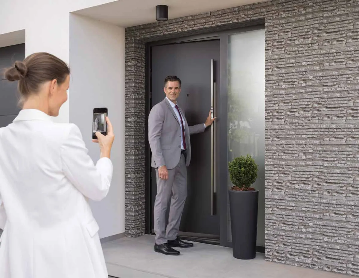 Pirnar Optimum Haustür mit eleganter Nachtbeleuchtung in Stuttgart