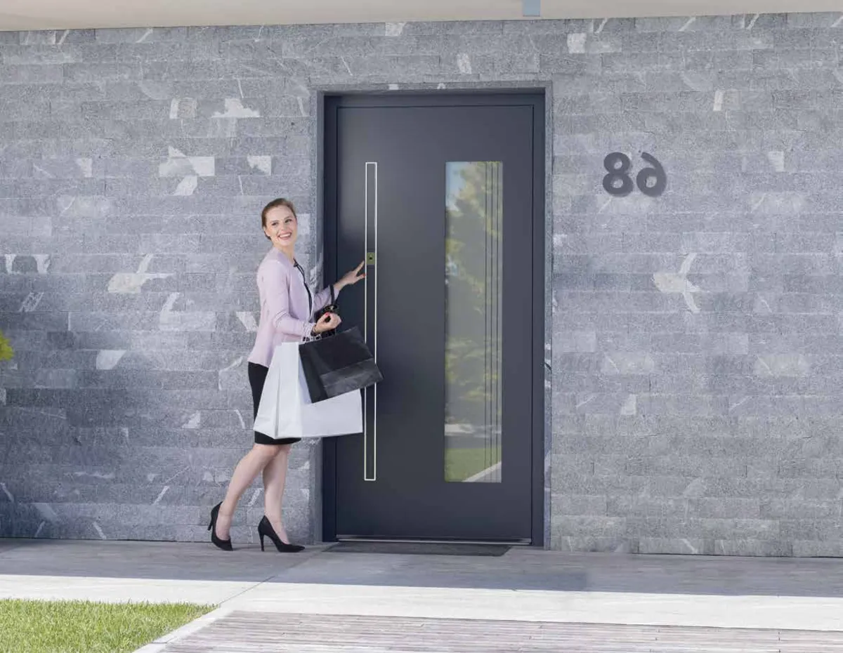 Pirnar Premium Haustür mit Natursteinfassade in Weil der Stadt