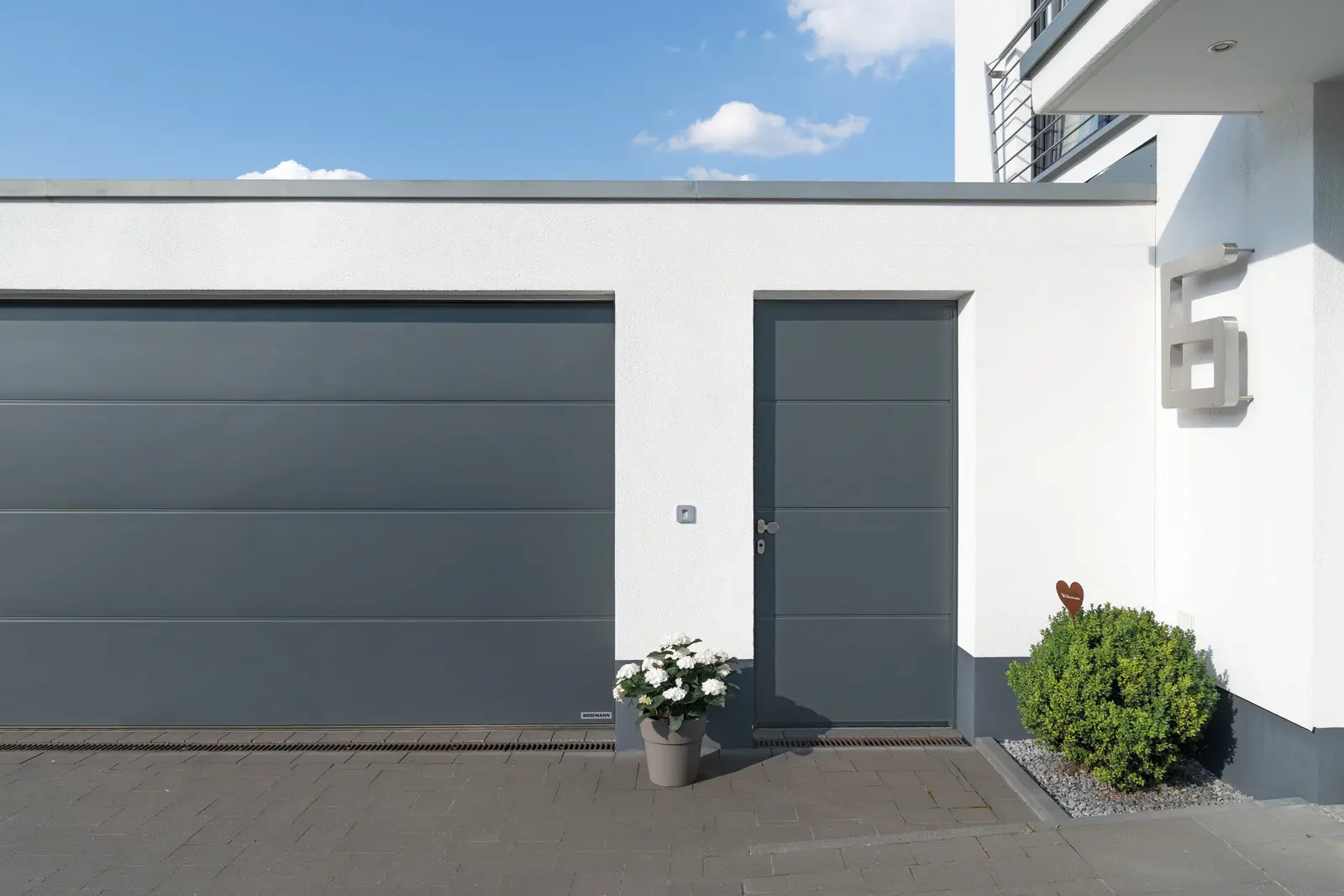 Funktionstür L-Sicke Basaltgrau RAL 7012 mit ansichtsgleicher Nebentür