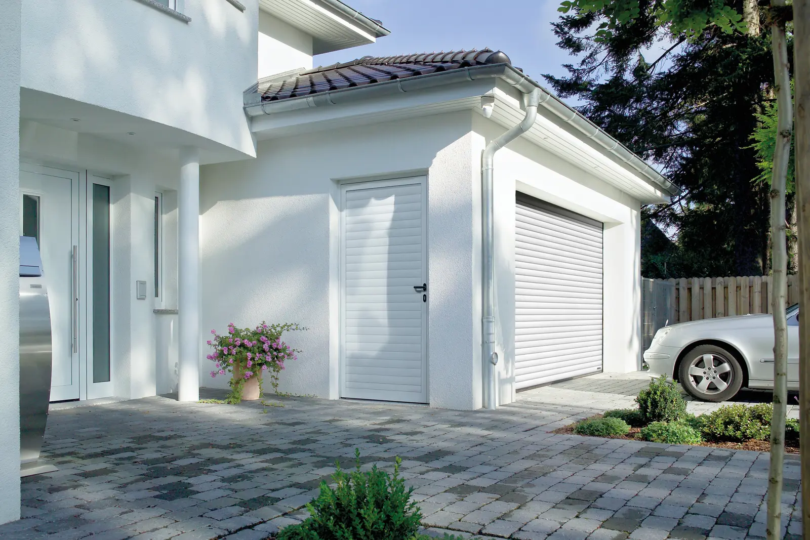 Nebentür NT 60 in Verkehrsweiß RAL 9016 perfekt abgestimmt zu weißem Rolltor