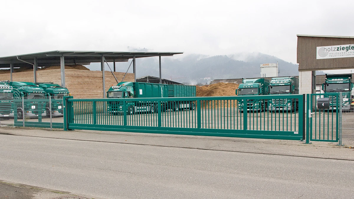 Breites Hofschiebetor von TSIT in grün